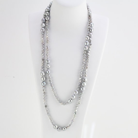 Collier De Perles Grises Et Blanches - Longueur 60 Cm, Occasion Très Bon état, Style Perles Classiques