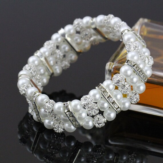 A three-row bracelet of cultured pearls and clasp in 18K white gold. -  Bukowskis
