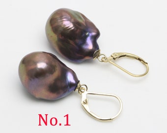 Grandes boucles d'oreilles en perles baroques de couleur noir paon de 15 à 17 mm de large, boucles d'oreilles à levier en or rempli, chaque paire est unique