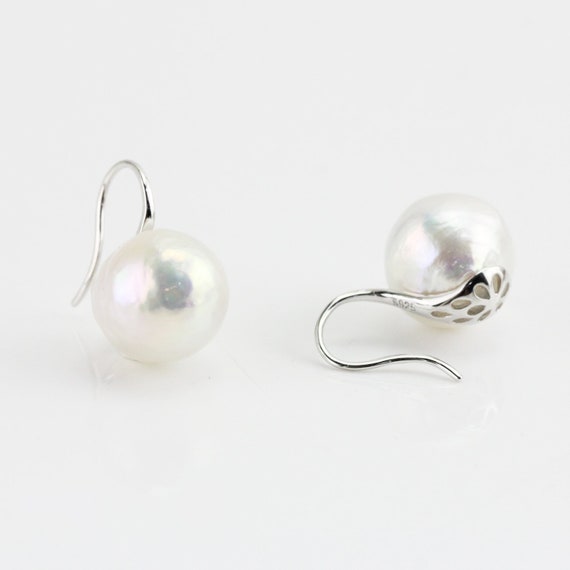 Boucles D'oreilles Percées Rétro - Grand Modèle Couleur Or Avec Perles Blanches - Occasion Bon état