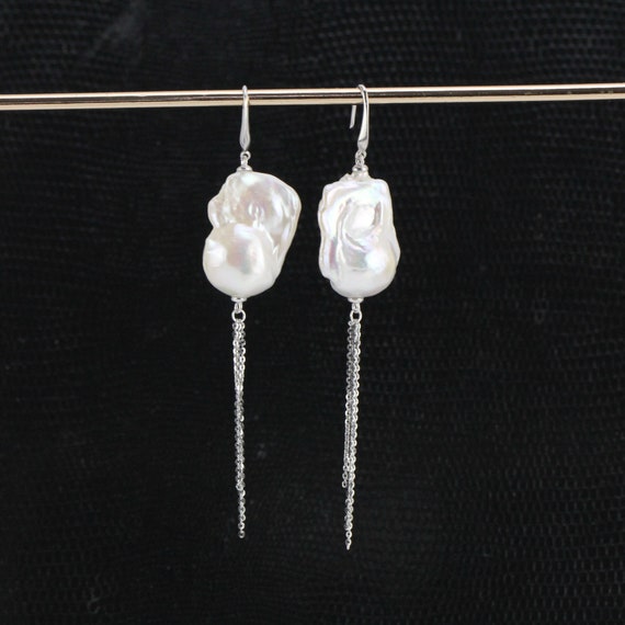 Boucles D'Oreilles Longues Pendantes Argentées - Crochet Long + Boule Nacrée 12mm - Métal & Résine - Occasion