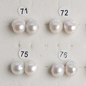 Orecchini a bottone con perle barocche bianche da 11-13 mm (larghezza) x 15-19 mm (lunghezza), orecchini a bottone con perle d'acqua dolce, con perni in argento sterling, ogni paio è unico