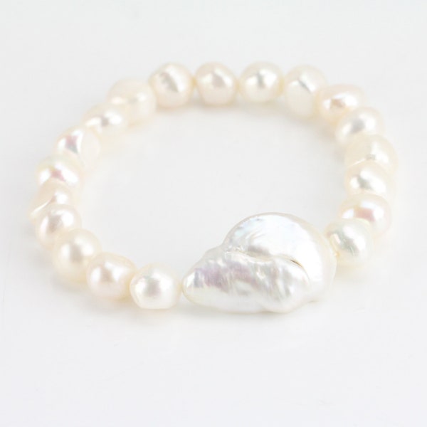 Bracelet de perles baroques, bracelet de perles extensibles, bracelet de perles élastiques, cadeau de demoiselle d'honneur de bracelet extensible de perles de keshi d'eau douce de couleur blanche