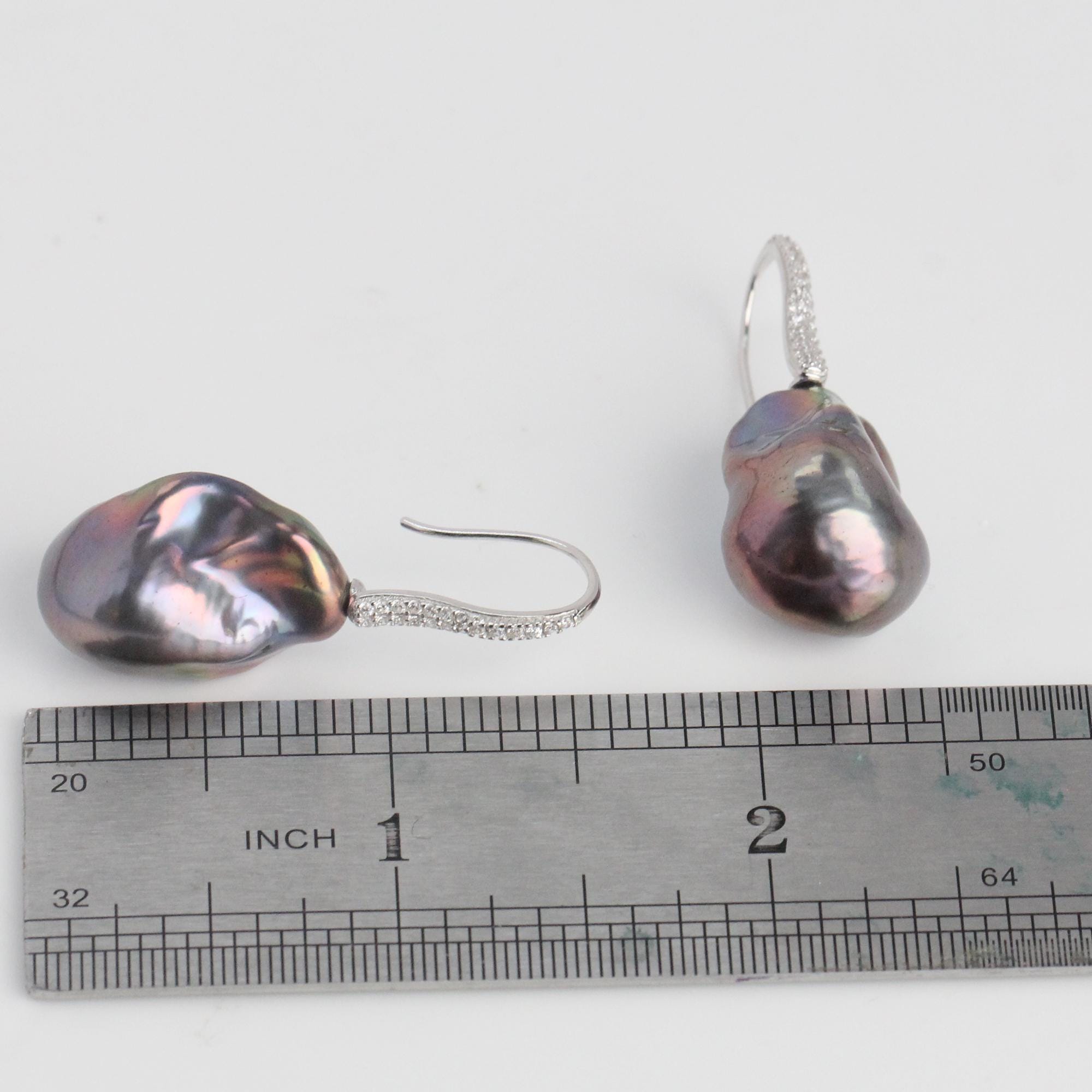 Orecchini Pendenti Con Perla Naturale Barocca 10-11 Mm Nera – Argento Placcato, Chiusura A Leva