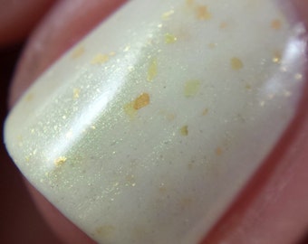 The Skeleton's Ring - 15 ml - cream-colored polish with gold flecks and green shimmer - indie polish by ALIQUID Lacquer