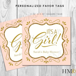 Puede incluir: Dos etiquetas de favor rosas y doradas con un borde de brillo dorado y un dise&ntilde;o de espiral dorado. El texto en las etiquetas dice "&iexcl;Es una ni&ntilde;a!" y "Baby Shower de Sarah".