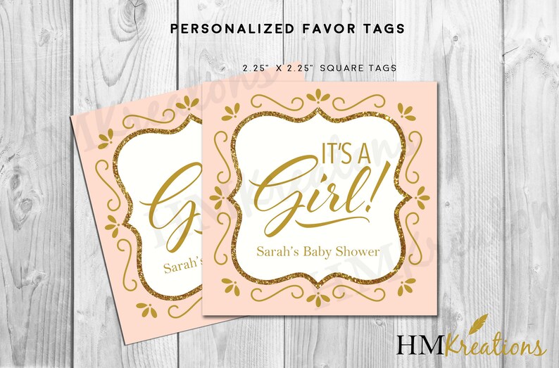 Puede incluir: Dos etiquetas de favor rosas y doradas con un borde de brillo dorado y un dise&ntilde;o de espiral dorado. El texto en las etiquetas dice "&iexcl;Es una ni&ntilde;a!" y "Baby Shower de Sarah".