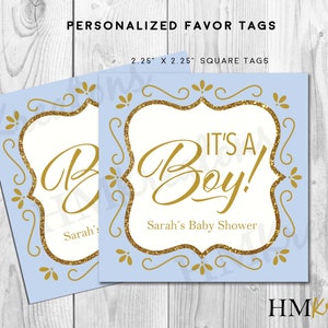 Puede incluir: Dos etiquetas de regalo azules y doradas con un dise&ntilde;o de purpurina dorada. El texto en las etiquetas dice "&iexcl;Es un ni&ntilde;o!" y "Baby Shower de Sarah". Las etiquetas miden 2,25 pulgadas por 2,25 pulgadas.