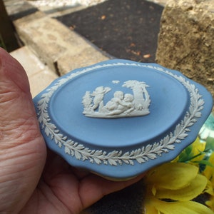 Classic Vintage Wedgewood Jasperware Lidded Boudoir Trinket Box-Sweet Cupids