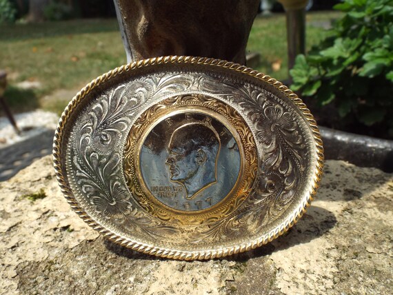 Dollar belt clearance buckle