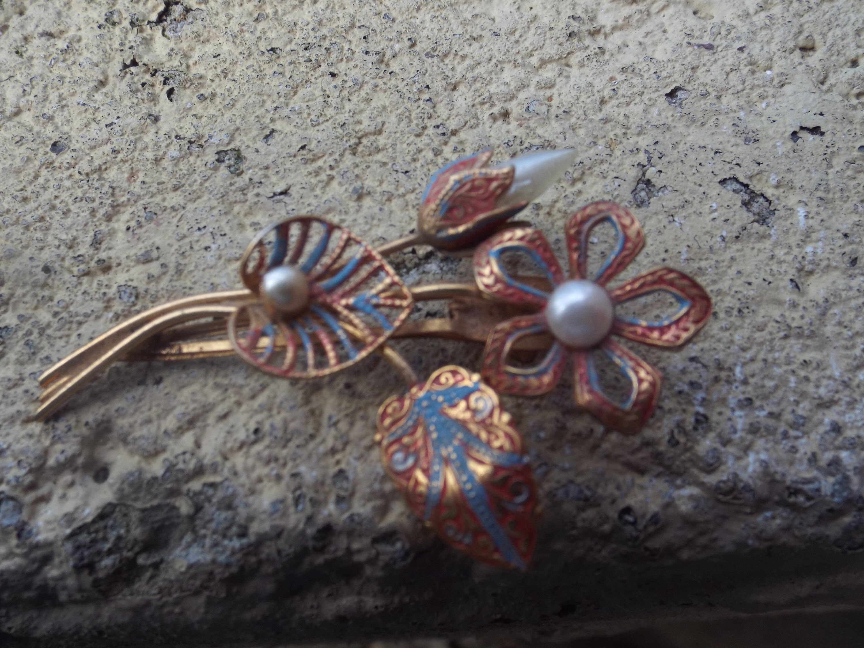A Sweet Gorgeous Damascene Spain Faux Pearls Flower display picture 2