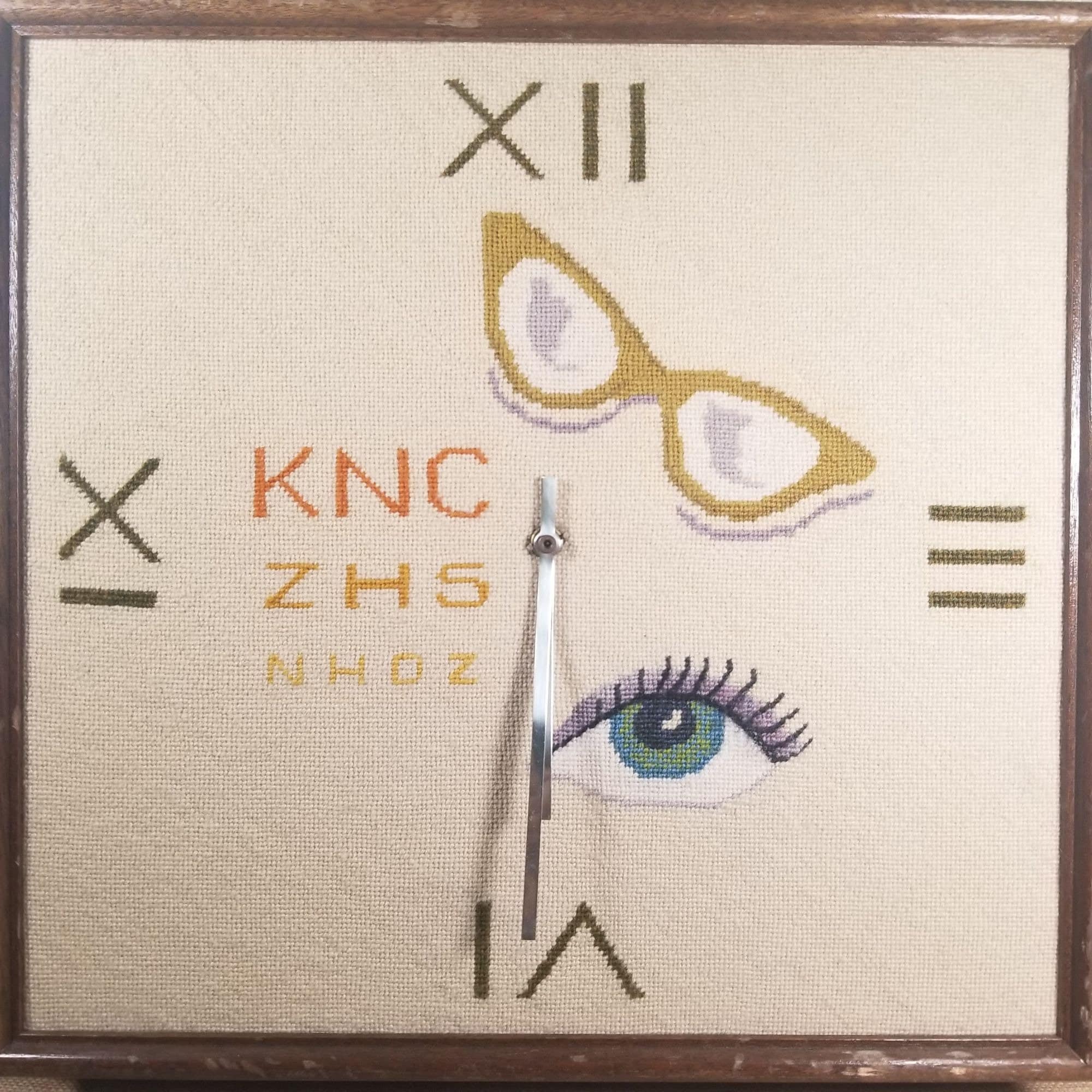 時計　壁掛け　刺繍　ビンテージ　アンティーク 1970 年代のヴィンテージ 刺繍壁掛け時計 - Etsy 日本