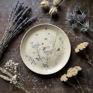 Ręcznie robiony botaniczny ceramiczny talerz obiadowy, 26 cm, kamionka z motywem łąki i dzikich kwiatów, rustykalna zastawa stołowa inspirowana naturą, prezent dla niej