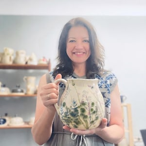 Jarra de cerâmica artesanal com estampa botânica, jarro de cerâmica com flores silvestres, decoração floral para casa de campo, vaso exclusivo feito à mão, 2,5 L, 85 OZ