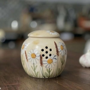 Peut inclure: Panneau en bois rustique avec l'inscription "Welcome to our home" en lettres blanches. Le panneau présente une finition vieillie et un design simple et accueillant, idéal pour un porche ou une entrée.