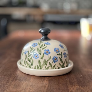 Vergissmeinnicht Butterschale, Vergissmeinnicht, kleine blaue Blumen Butterkegel, Keramikbutterschale, Blumenbutterschale, Keramikbutterkegel