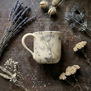 Kubek z motywem kwiatów ceramicznych, Kubek z motywem kwiatów ceramicznych, Kubek z motywem botanicznym, Kubek z motywem kwiatów łąkowych, Kubek z motywem kwiatów polnych