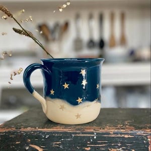Mok Celestial Gold Star - Handgemaakt marineblauw - Keramische koffiekop Sterrennacht - Uniek astrologiecadeau