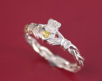 Claddagh Ring. Ausgefallener gelber Diamant Claddagh Ring auf keltischem Seilband.