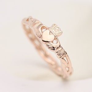 Claddagh ring, ladies claddagh ring. Available in 9K, 14K, 18K or Platinum or Sterling silver.