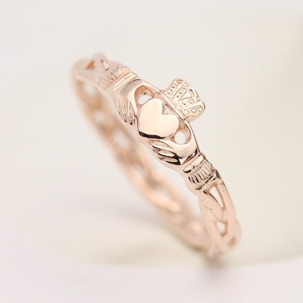 Claddagh ring, ladies claddagh ring. Available in 9K, 14K, 18K or Platinum or Sterling silver.