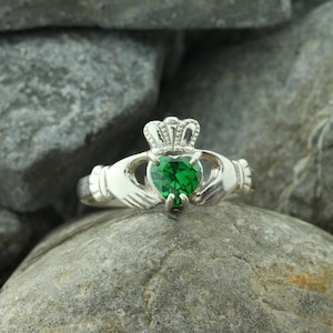 Bague Claddagh, bague Claddagh irlandaise pour femme, sertie de pierre verte.