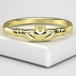 Goldener Claddagh Ring für Damen. 10K solider Goldring. Der zierliche Amore Claddagh Ring.