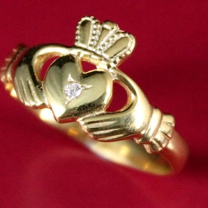 Ladies diamond claddagh ring. 9K, 14K, 18K rose, white or yellow gold or platinum diamond claddagh celtic ring.