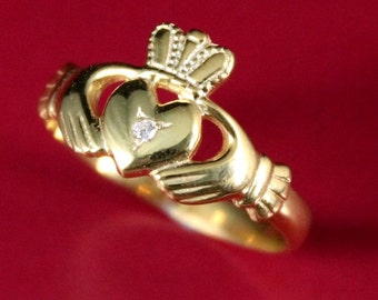 Ladies diamond claddagh ring. 9K, 14K, 18K rose, white or yellow gold or platinum diamond claddagh celtic ring.