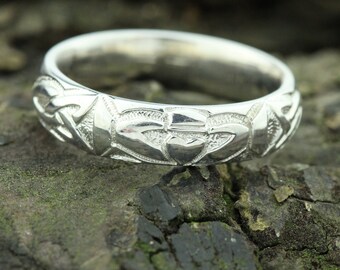 Claddagh wedding ring. Men&#39;s Gold wedding ring, Irish Celtic  wedding ring with claddagh design.