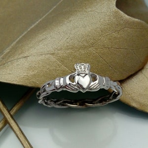 Claddagh Ring: Celtic Rope Band, Irish Design