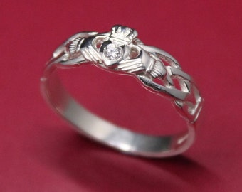 Bague de Claddagh en diamant, bague de Claddagh en diamant pour femme sur bande de corde celtique.