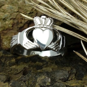 Mens silver Irish celtic claddagh ring, high quality heavy weight.