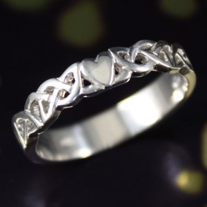 Authentischer irischer keltischer Ring, modernes Claddagh-Design.