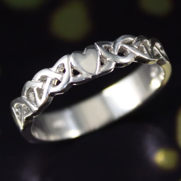Authentischer irischer keltischer Ring, modernes Claddagh-Design.