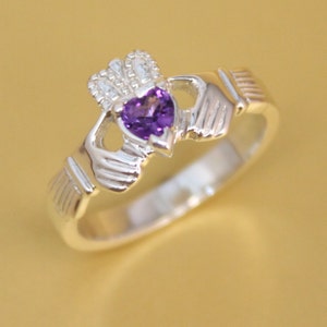 Claddagh Ring, Damenring Claddagh, besetzt mit echtem natürlichen Amethyst Edelstein.