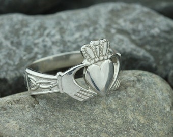 Męski pierścień Claddagh ze srebra próby 925, wzór celtycki