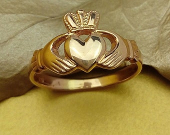 Ein Claddagh Ring. Irischer Claddagh Damenring. Hergestellt in Irland. Erhältlich in Silber, 9K, 14K, 18K und Platin.