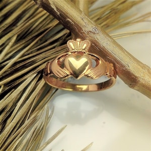 Claddagh ring. Ladies gold Claddagh Celtic Ring. Heart ring. Irish ring.