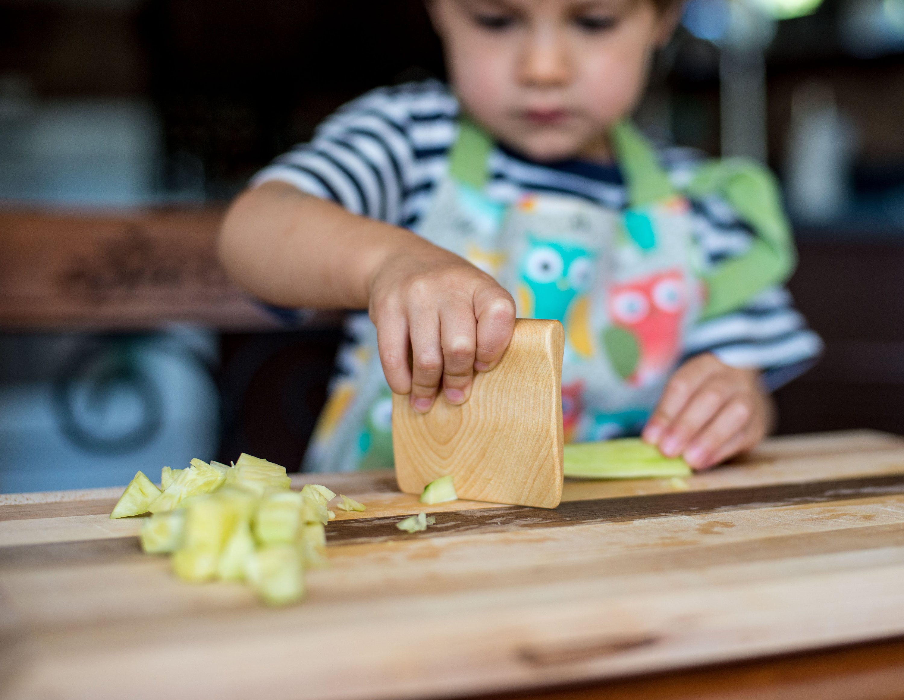 Safe wooden knife for kids, kitchen toy, vegetable and fruit cutter, chopper