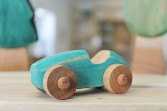 Une petite voiture en bois