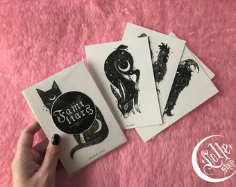 Op de afbeelding: Een set van vijf zwart-wit illustraties van mythische wezens, waaronder een zwarte kat, een haas, een haan en een geit. De illustraties zijn gedrukt op wit karton en maken deel uit van een "Familiar Liars" mini-printset.
