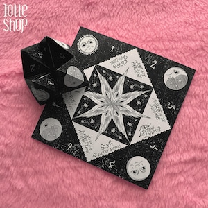 Può includere: Un set di tre tazze in ceramica con finitura opaca e macchiettata. Le tazze sono nei toni del crema, grigio chiaro e grigio scuro. Ogni tazza ha un design semplice e minimalista e un manico arrotondato.