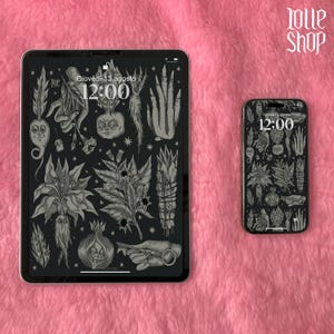 Può includere: Un tablet e uno smartphone che mostrano uno sfondo digitale scuro con illustrazioni in bianco e nero di ortaggi a radice antropomorfi, mani ed elementi botanici. Gli schermi indicano l'orario 12:00 e la data Giovedì 13 agosto.