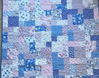 Handgemachte 132 x 152 cm Patchwork Quilt - Decke in Soft Blues & Pinks
