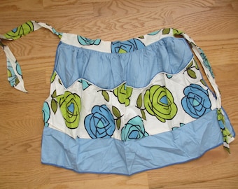 Vintage 1960's - Ladies apron - blue and white with large floral print, cotton,  pockets, half apron with floral ties