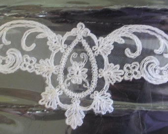 White Bridal lace motif - vintage lace inset, ivory lace piece, cotton and rayon, by Embassy Trimmings