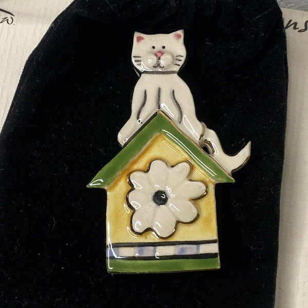 1998 Art To Wear Cat On Birdhouse Pin ExClaymations! Brooch K.A. Hinton USA