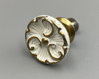 NOS Vtg Ensemble de 2 boutons d’armoire à médaillon provincial blanc 1 1/16 « Petit tiroir en laiton de 1 pouce tire le bouton d’armoire de campagne Français fleuri orné