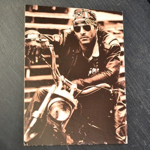 Années 90 Grant Sainsbury Carte postale « Nevada Rider » Beefcake Gay Interest Photo Sepia Tone Leatherman Moto Veste en cuir entièrement vêtu